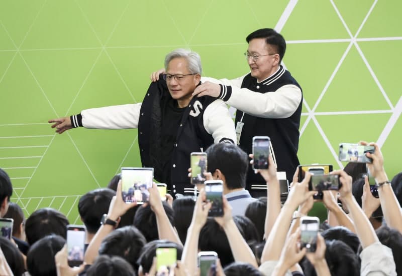 젠슨 황, SKT·네이버·현대차·LG와 'AI 팩토리' 동맹…"원 자이언트 팀"으로 K산업 결속 노린다