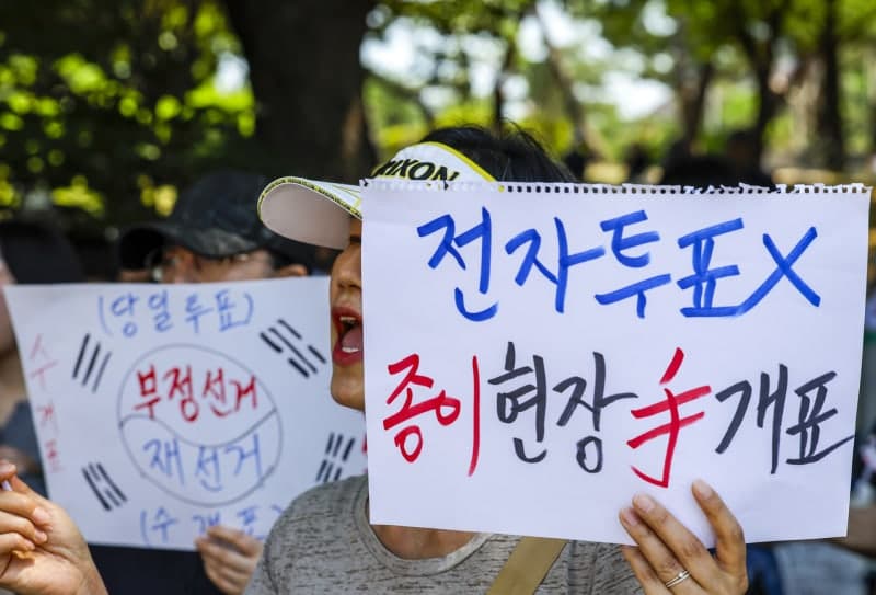 경찰, '투표용지 부족' 선관위 관계자 출석 요구…수사 속도