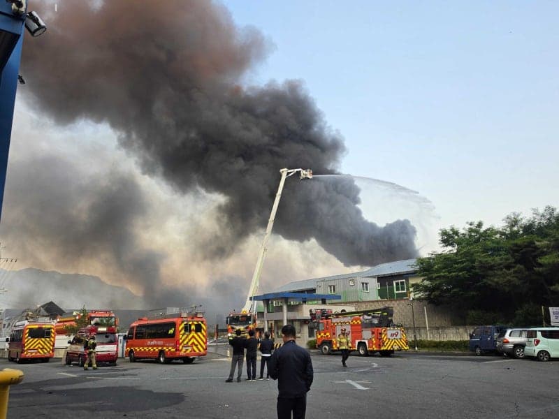 경주 건천산단 열분해유 제조공장서 불, 1명 중상…5시간째 진화 중
