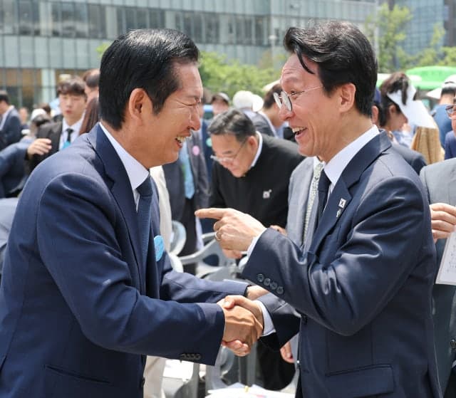 정청래 "정권은 짧다"…지선 책임론에 친명계 연임 포기 압박