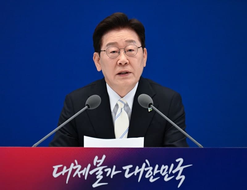 이 대통령 지지율 50.4%, 지선 이후 9.4%p 하락…"승부처 기대 못미친 결과"