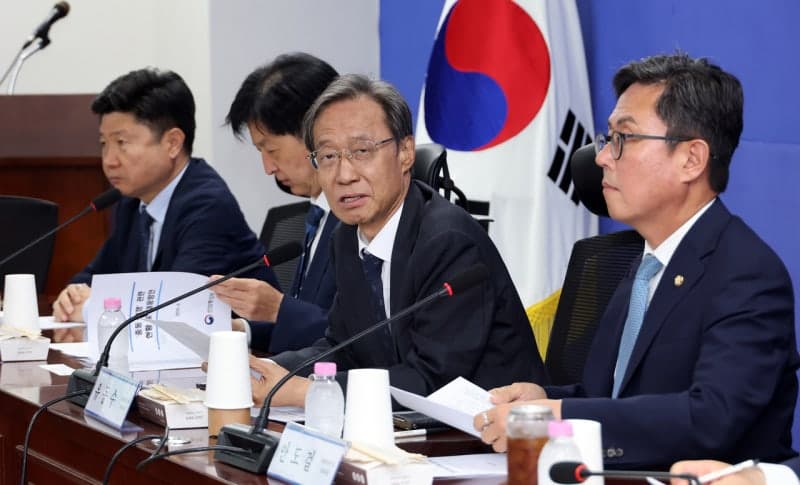 당정 "환율·물가 안정 최우선 과제…외환거래 규제 개선 검토"