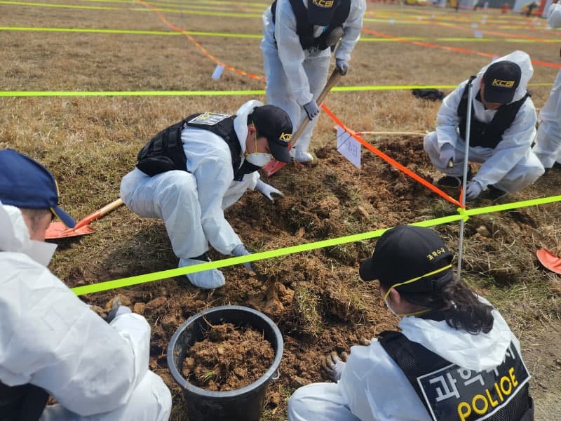 무안공항 참사 현장 재수색서 희생자 64명 유해 195점 추가 확인
