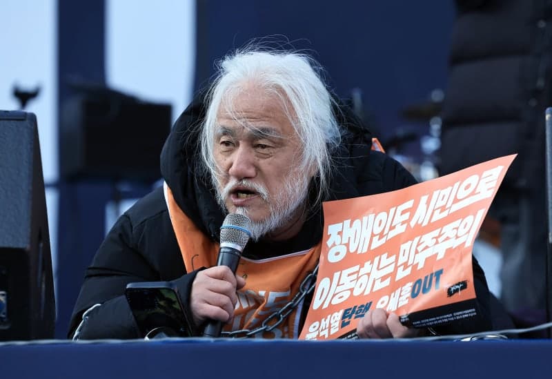 '버스 운행 방해' 박경석 전장연 대표, 1심 벌금 200만원…집시법 위반은 면소