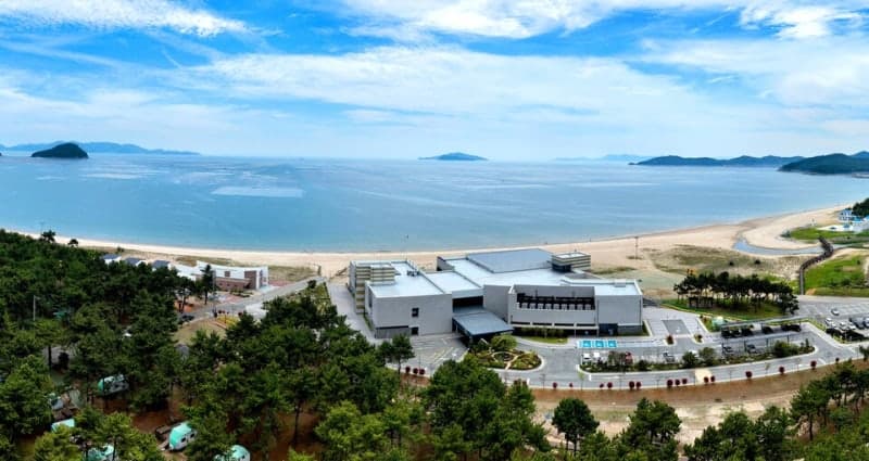 "하루 관광 넘어 머무는 치유로" 완도군, 전국 최초 '장기 해양치유 프로그램' 운영…참가비 지원