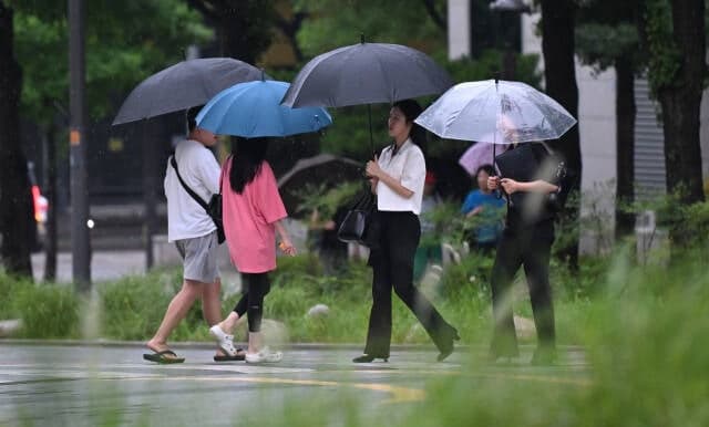 오후부터 요란한 소나기…서울 낮 최고 29도 "출근길 우산 챙기세요~"