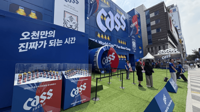 “취하지 말고 경험하세요”…카스, 월드컵 팝업서 손흥민·이강인 사인 맥주캔 증정