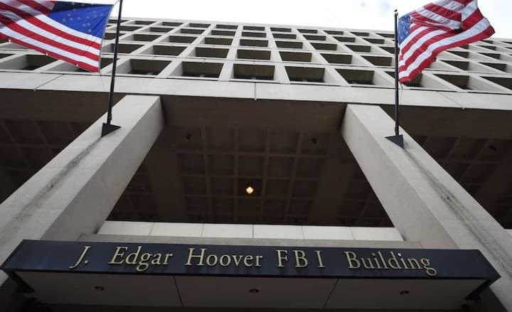 美 FBI, "中 스파이들 정보수집에 이용" 채용 사이트 13개 압수