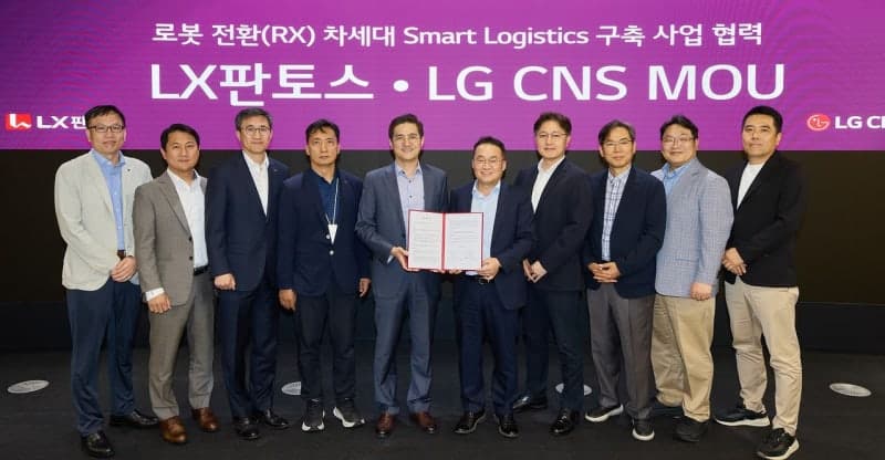 "셔틀이 꺼내면 휴머노이드가 싣는다"…LG CNS, LX판토스 물류센터에 로봇 듀오 투입