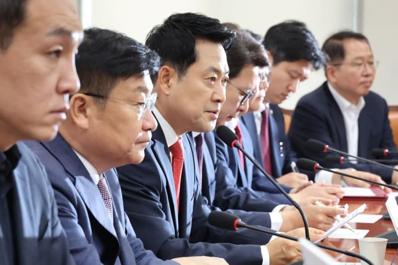 국민의힘 지도부 회의서 "모두 사퇴하자" "철없는 소리" 공개 설전…장동혁 "투표지 부족 해결 먼저"