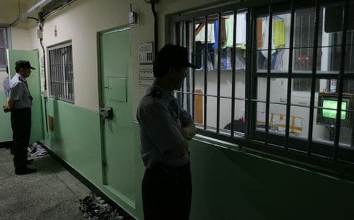 "나 유도했던 놈이야" 교도관 넘어뜨리고 얼굴에 박치기한 수형자 결국 징역 추가