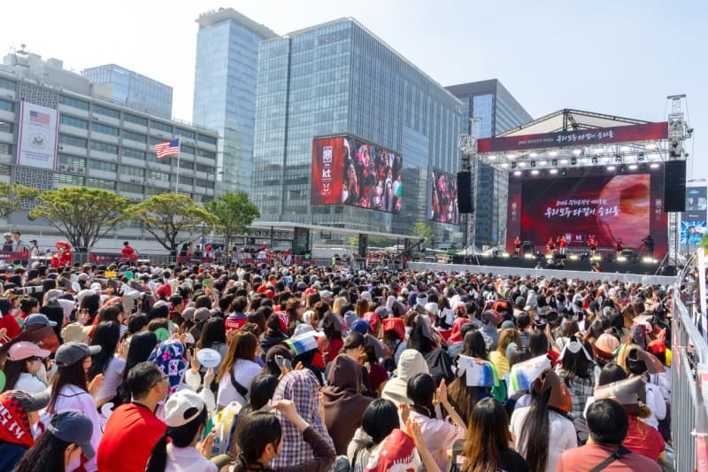 KT, 26년간 이끈 월드컵 응원 문화 광화문서 선도…AI·미디어월로 열기 더했다