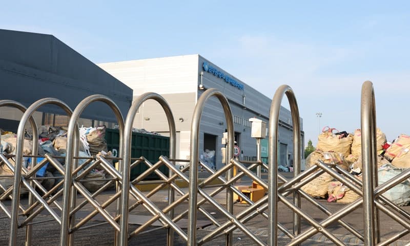인천 재활용시설서 '붕대 감긴 다리' 발견…경찰, 학교에 결석생 확인 요청