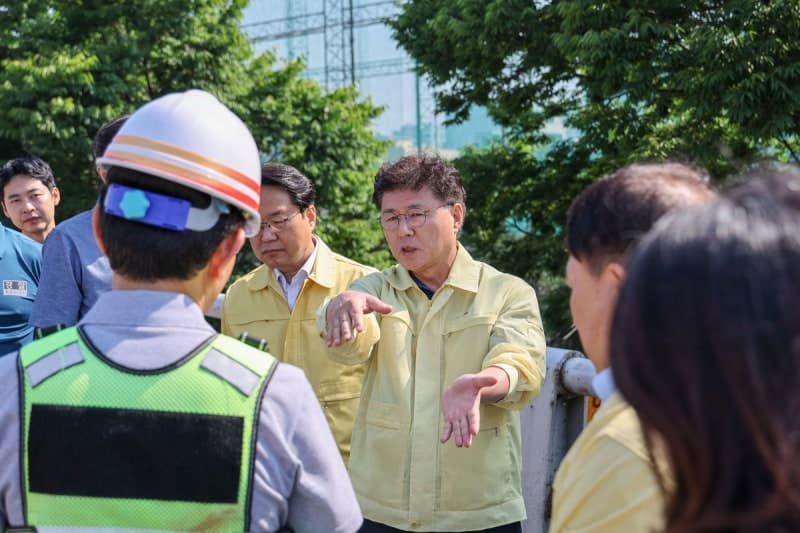 군포 금정고가 콘크리트 '쿵' 떨어져 출근길 정체…최대호 안양시장 현장 점검