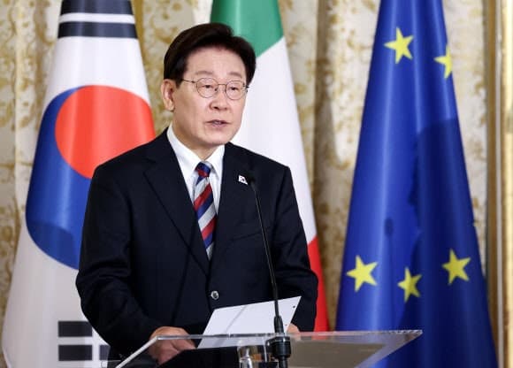 李 대통령 지지율 57%로 7%p 하락…'선관위 문제' 여파 속 국힘 지지율 7%p 상승