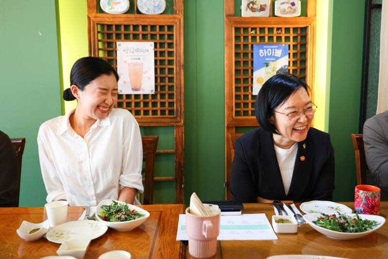 한성숙 총리 후보자, 청년직원·인턴과 소통 "청년 삶 개선할 것"