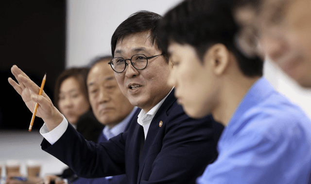 최휘영 장관 "'붉은사막' 600만장 돌파 축하…'성장 버프' 걸겠다"