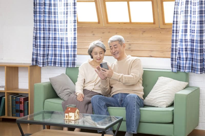 "국민연금으로 버퀠다"…저자산층 은퇴 후 소비 절벽 막는 국민연금
