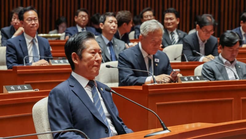 민주당 "정청래 거취 숙고 중…기다려달라"