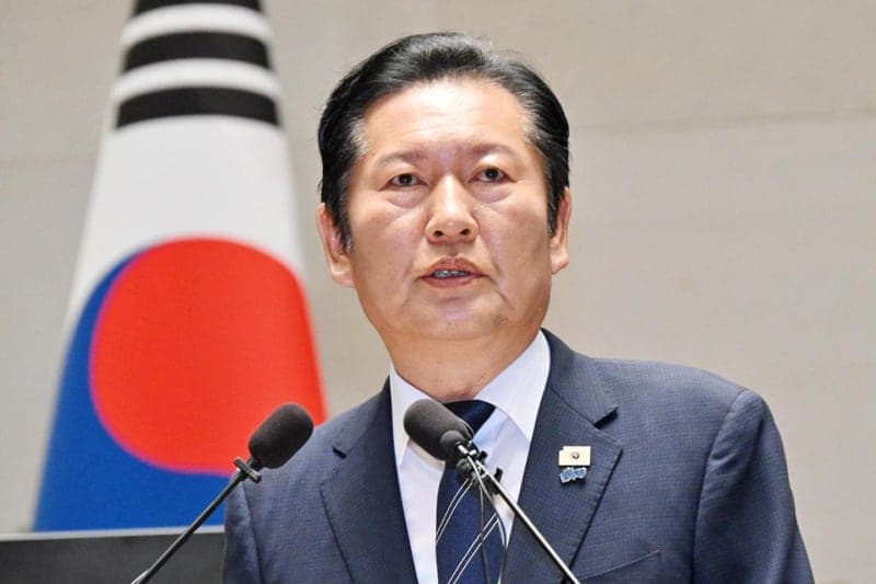 친명 "당장 물러나라" 정청래, "알아서 판단하라" 연임 질문에 답하며 의총장 떠나
