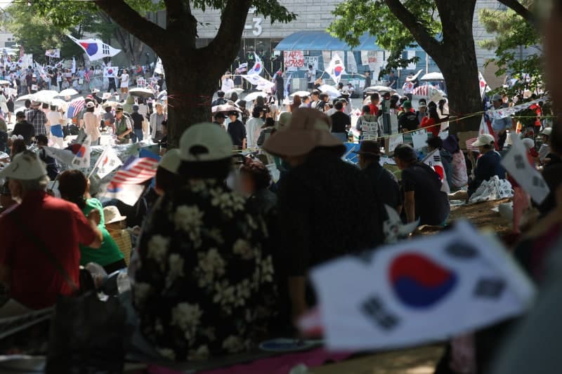 경찰, 잠실 개표소 시위 '핸드볼 대표팀 수색·기자 폭행' 수사 착수…"반드시 법적 책임"
