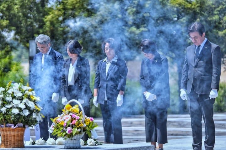 추미애, 봉하·평산 찾아 "하나된 민주세력 지켜달라"