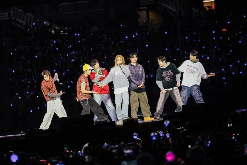 BTS 부산 콘서트 75분 지연…하이브 "불편 끼쳐 사과"