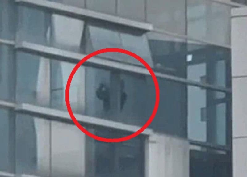 “이 난리에도 골프 연습?” 선관위 직원, 시위대 앞에서 ‘스윙’ 영상 논란…징계 착수