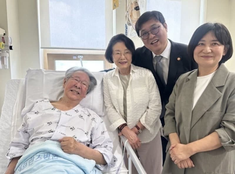 최휘영 장관, 입원 최불암 병문안…"'파하' 웃음에 안심, 퇴원하면 막걸리 한잔"