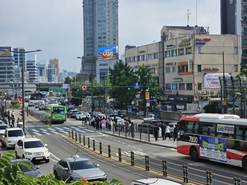 "버스서 내리면 바로 건넌다"…사당역 중앙정류소에 횡단보도 신설로 보행 안전 및 혼잡 완화