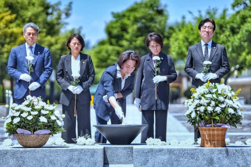 추미애, 봉하·평산 찾아 "하나 된 민주세력 지켜달라"…민주진영 통합 행보