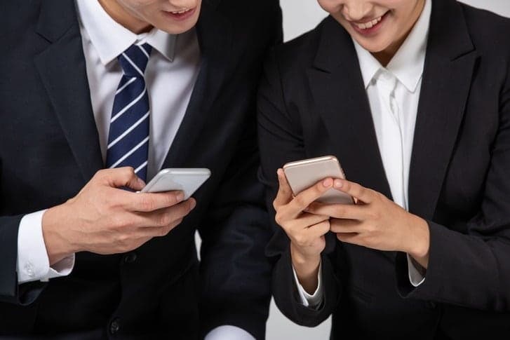 "아이폰 나오자 출산율 뚝"…美 학자들, 스마트폰 보급이 출산율 급락 원인 중 하나 지목