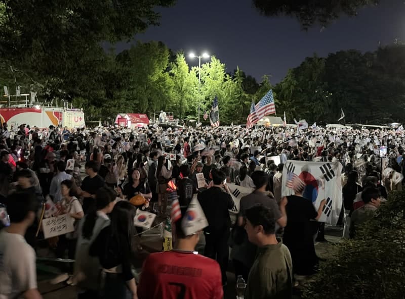 잠실 개표소 봉쇄 시위 열흘째, 주말 다시 2만 명 집결…경찰도 장기전 대비