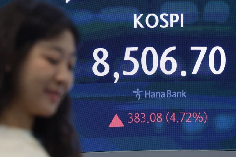 “미국 이란 종전 합의” 코스피, 매수 사이드카 발동…삼전·하닉 5~6%대 올라