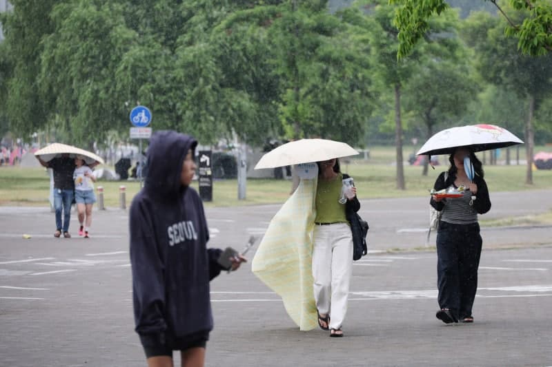 "우산 챙기세요" 전국 곳곳 소나기…낮 최고 34도 무더위 속 제주 천둥·번개
