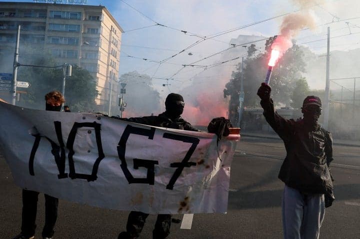 G7 정상회의 앞두고 '부자들의 모임' 비판하며 테슬라 불타고 최루탄까지…격렬 시위
