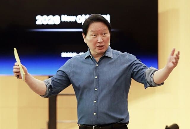 최태원 "1인 1 AI 에이전트 도입해 전방위·전속력으로 AI 전환"
