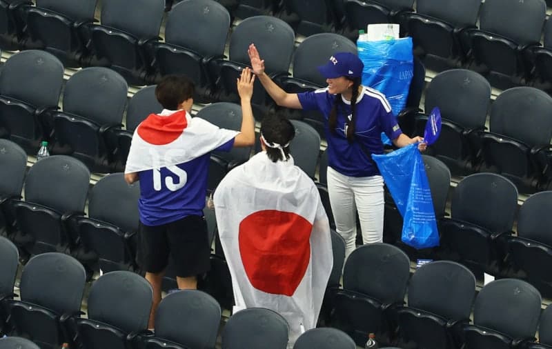 “이 정도면 일본 전통 맞네”…2026년에도 한결같은 '관중석 청소' 또 화제