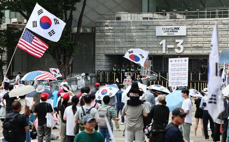 서울경찰 직협 "경찰도 국민" 개표소 시위 경찰관 인권 유린 반복돼선 안 돼