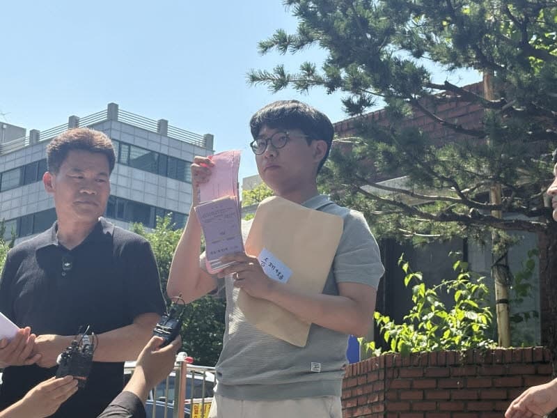 전한길, "잠실 투표소 용품" 추가 공개…선관위 관계자들 고발