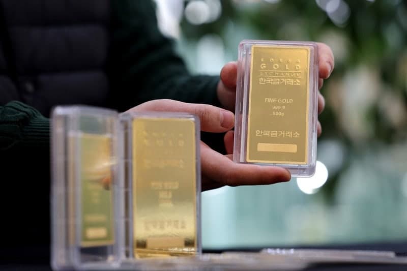 “이거 어디까지 내려가는 거예요?” 금·비트코인 동반 폭락, 투자자들 어디로 갔나