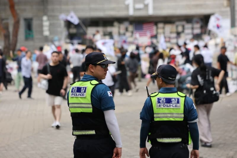 서울경찰 직협 "개표소 시위서 경찰 인권유린"…"멱살 잡히고 욕설 듣는데" 호소