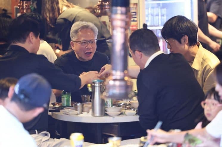 "잡스도 이러지 않았는데" 젠슨 황 '재팬 패싱'에 日 "우리만 뒤처지나" AI 위기론 확산