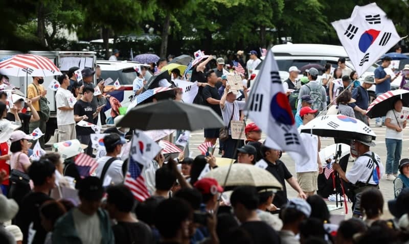 잠실 개표소 시위 11일째 장기화…오후 청와대 앞 집회로 번지나
