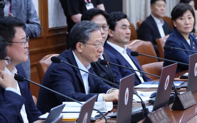 정성호 법무부 장관 "잠실 개표소 집회 도 넘는 불법행위 엄중 대응"