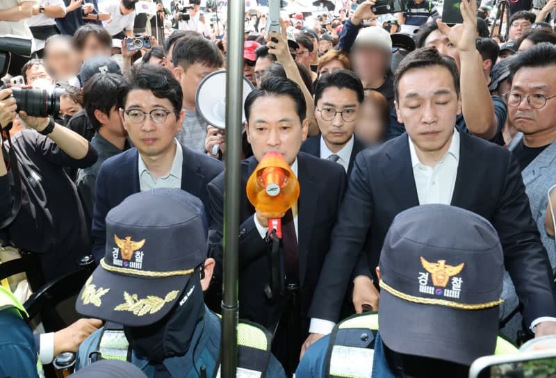 경찰, '12일째 봉쇄' 올림픽공원 개표소 진입 시도…시위대와 대치 중