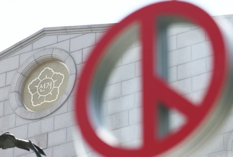"선관위원이 선거운동 소품 들고 유세"…하남시선관위, 전직 위원 경찰 고발