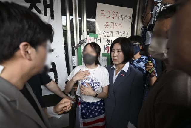 야당 중재 '잠실 개표소' 진입 합의에도 시위 참가자 1명 반대로 1시간 넘게 지연
