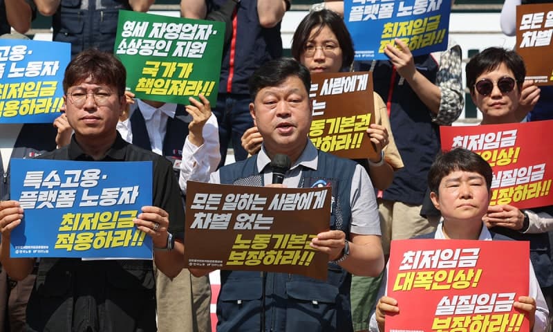 노동계 "내년 최저임금 1만2000원" vs 경영계 "업종별 차등 적용해야"