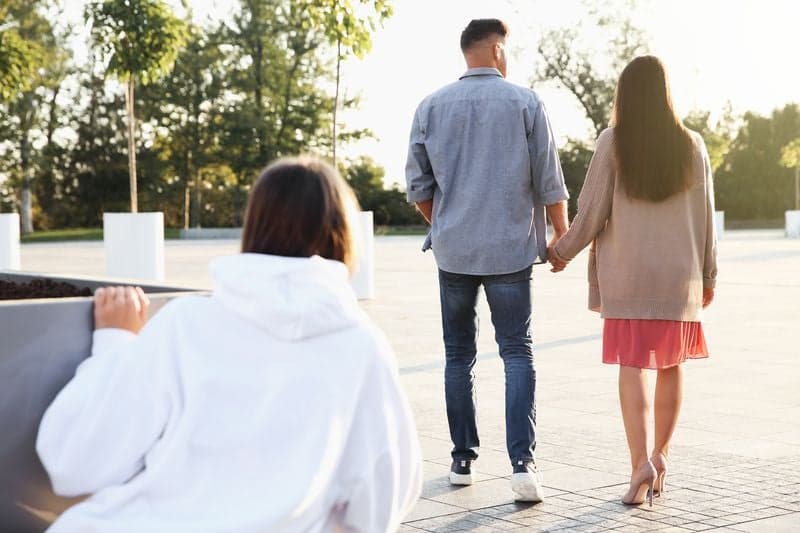 "육아 동지"인 줄 알았는데…아이 친구 엄마, 남편과 '지하 주차장 밀회'